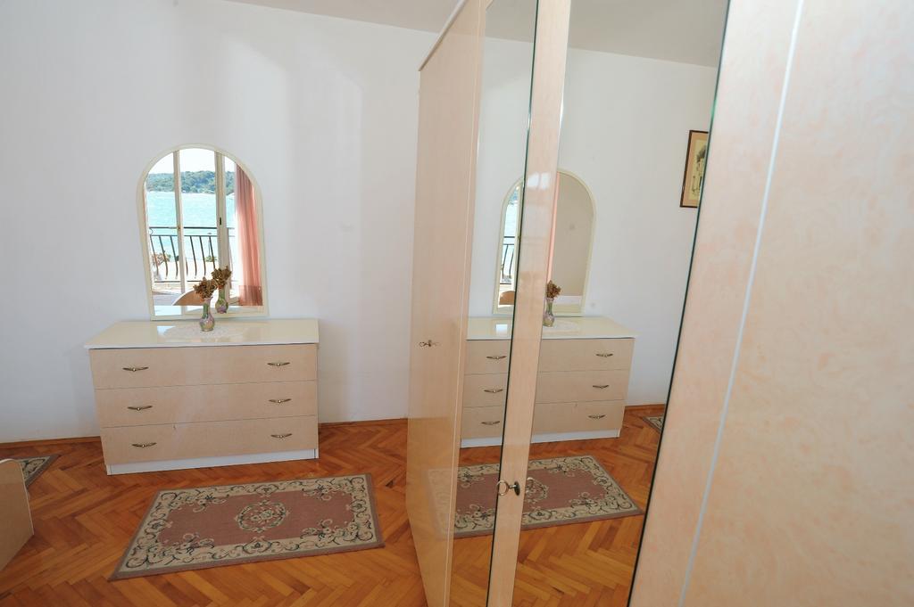 Apartments Ivan Spadina Tisno Esterno foto